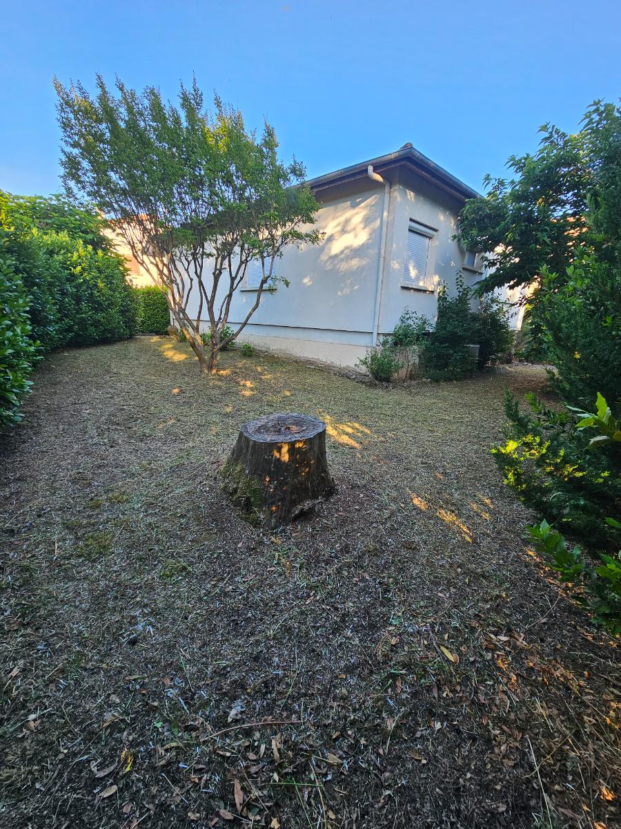 Chantier d'entretien de jardin réalisé par SOS Jardin 34, paysagiste du réseau Factotum, près de Le Bosc